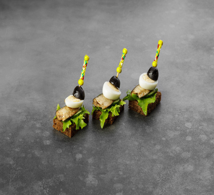 Отборные рижские шпроты с перепелиным яйцом и хрустящим свежим огурчиком на ржаном хлебе 