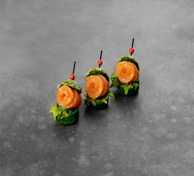 Зеленая мини-булочка с семгой и свежим огурцом 