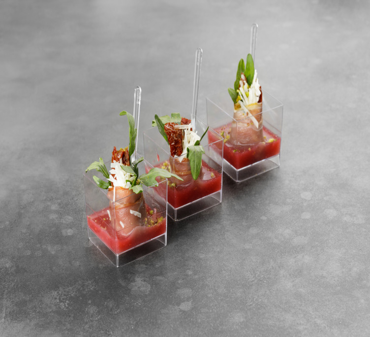 Канапе из сырокопченой утиной грудки, руколой и лепестками пармезана 