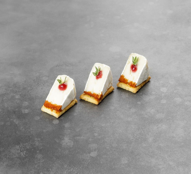 Камамбер на крекере с ягодным конфитюром 