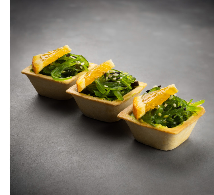 Тарталетка с Чука салатом и ореховой заправкой 