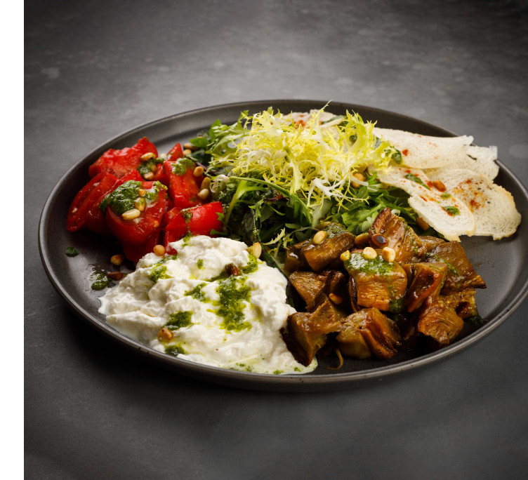 Салат с печеными баклажанами, томатами и сыром 