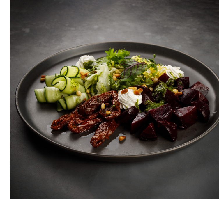 Салат из печёной свеклы с сыром Шавру, вялеными томатами и кедровым орехом