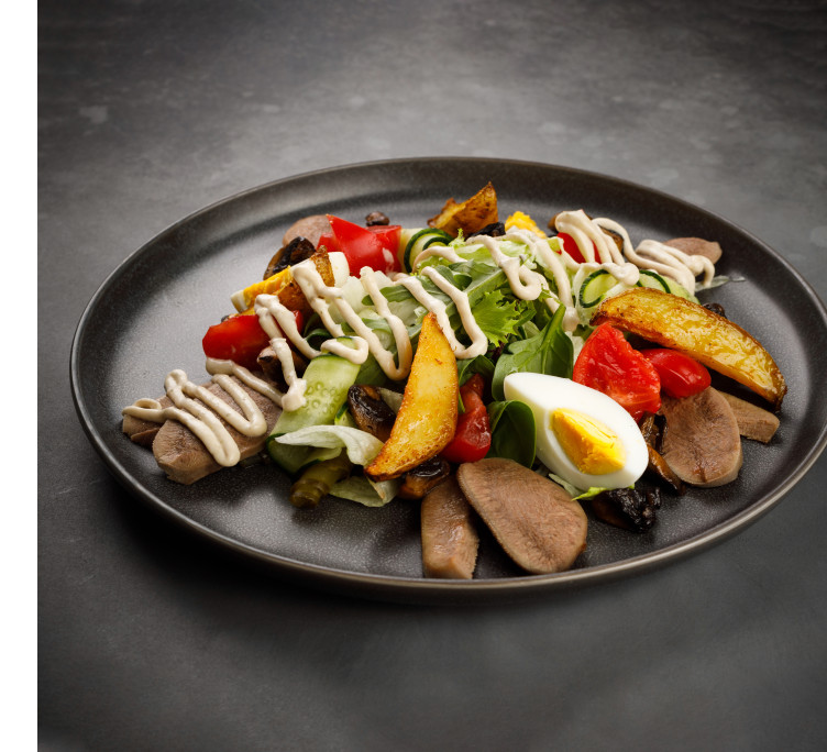 Салат из языка с корнишонами и обжаренными грибами