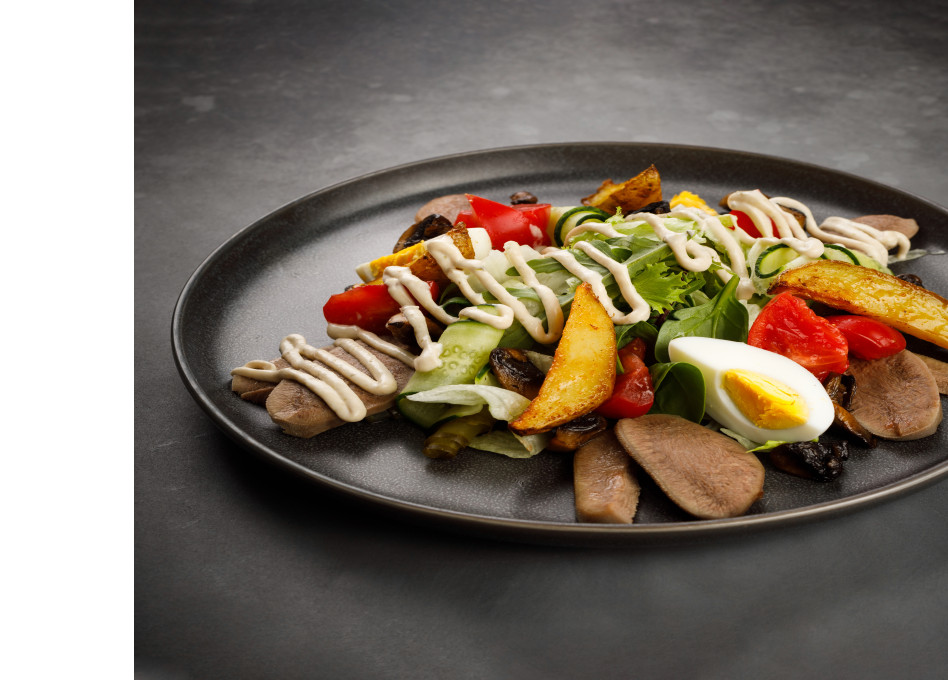 Салат из языка с корнишонами и обжаренными грибами