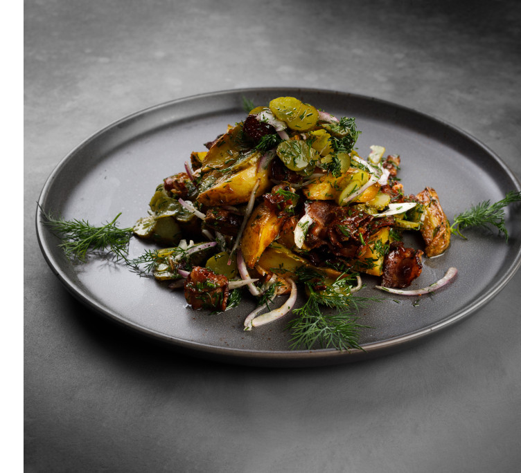 Салат «Немецкий традиционный» с жаренным беконом и корнишонами