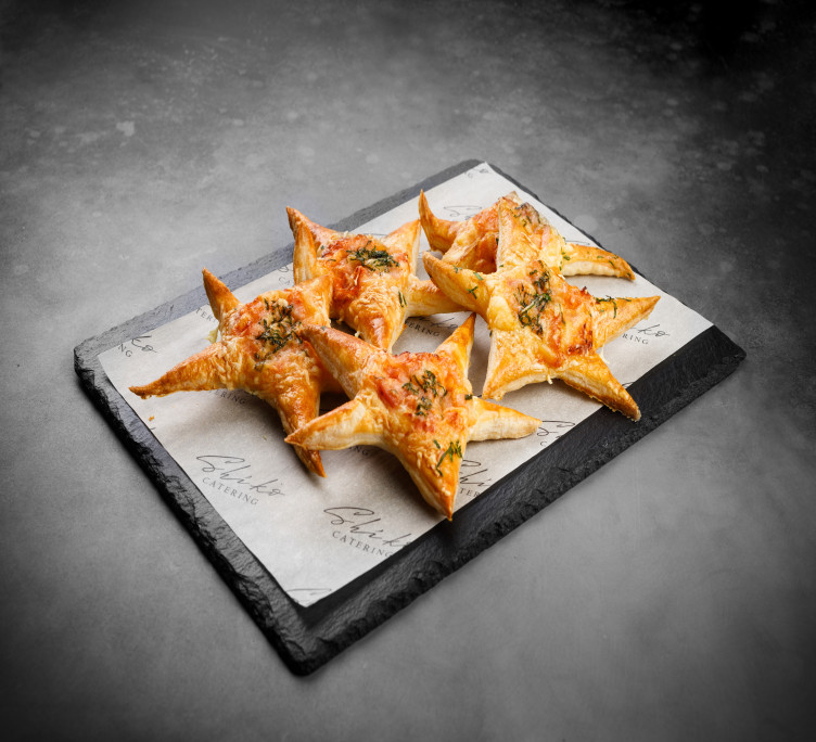 Звезды из слоеного теста с ветчиной и сыром 