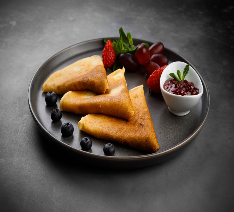 Блинчики домашние ажурные с малиновым соусом (3 шт. на порцию)