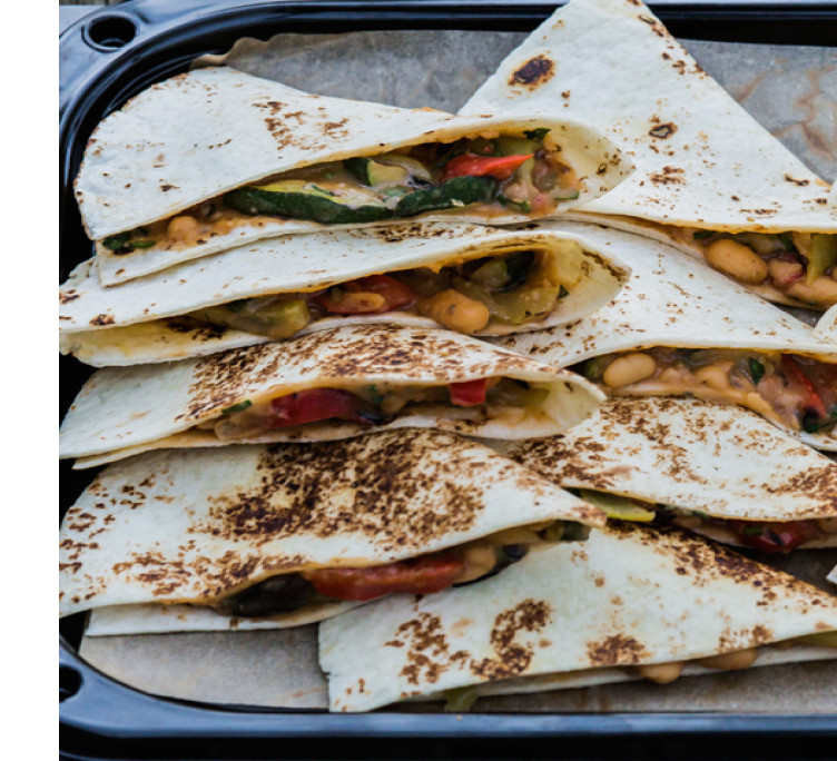 Кесадилья с фасолью и овощами 