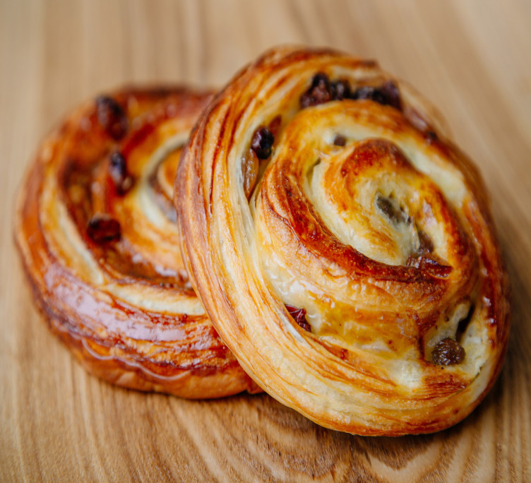 Улитка из слоеного теста с яблоками, изюмом и корицей 