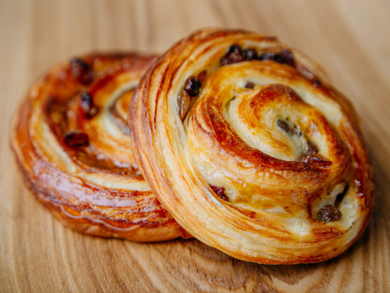 Улитка из слоеного теста с яблоками, изюмом и корицей (40 г)