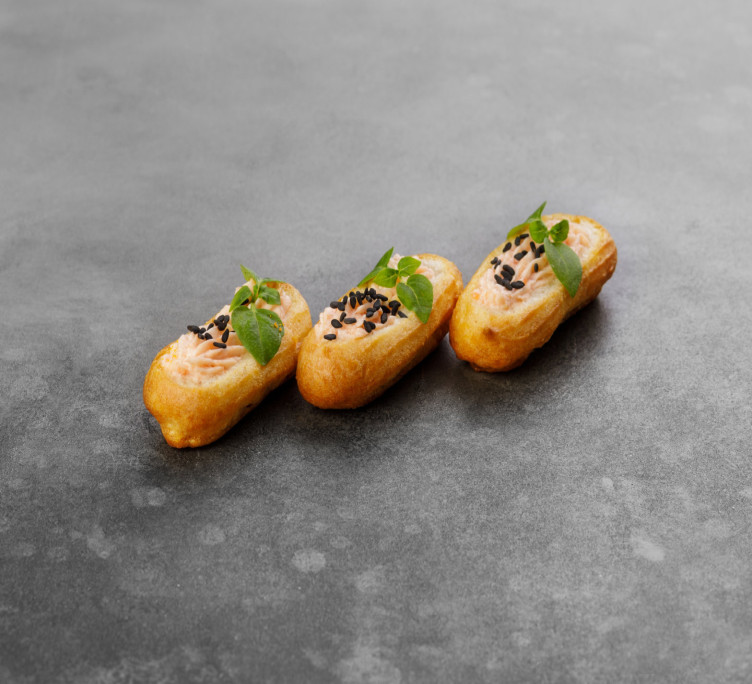 Эклер с риетом из копченого лосося 