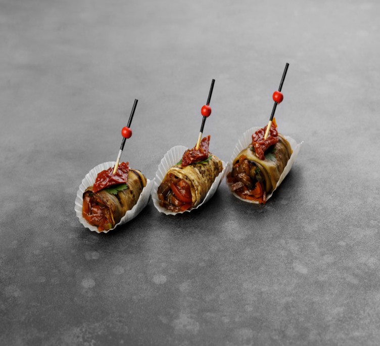 Рулетики из баклажан с овощами и зеленью 