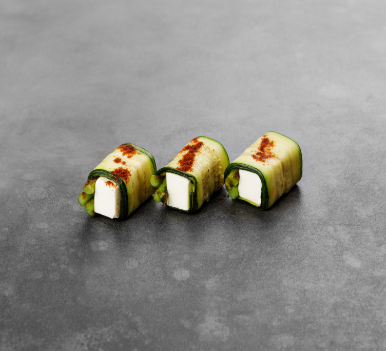 Рулетики из цукини, фаршированные пикантным сыром и спаржей 