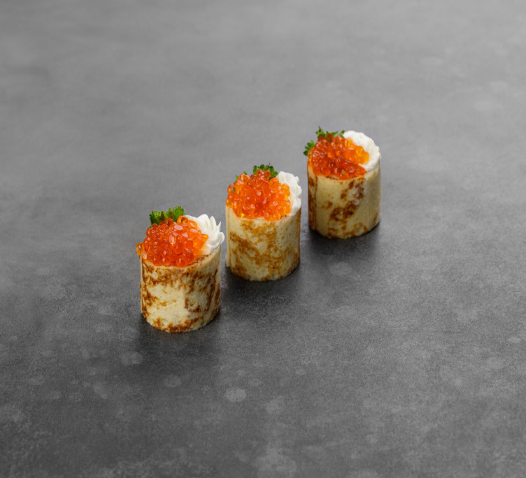 Мини-роллы из блинчиков с икрой и сливочным сыром 