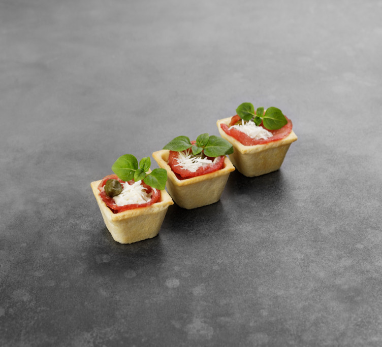 Карпаччо из говядины  в тарталетке с  соусом Вителло тоннато и сыром Пармезан 