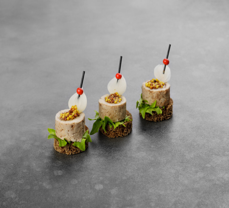 Канапе с бужениной и жемчужным маринованным лучком 