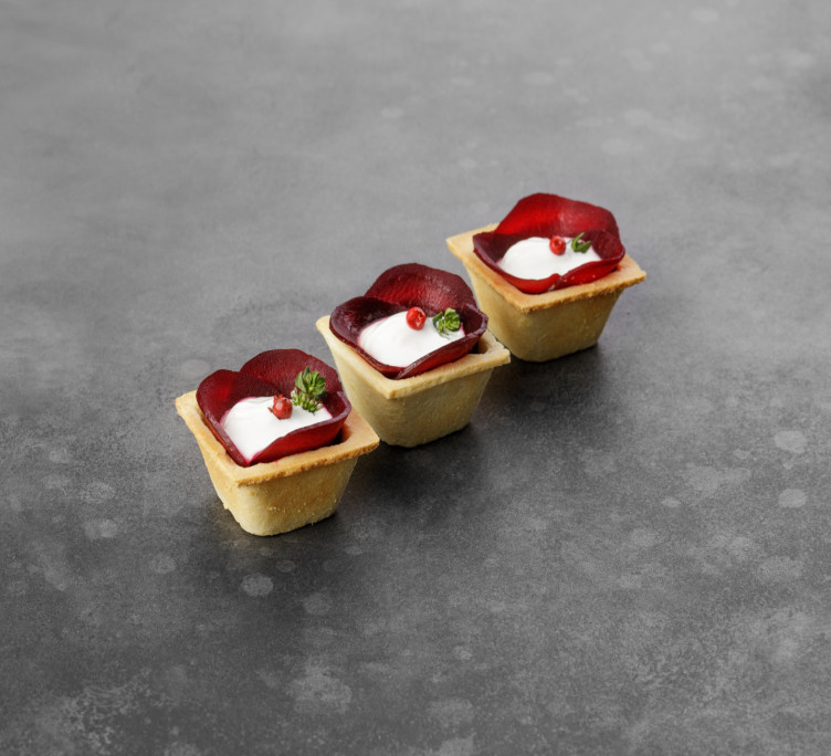 Капрезе из печеной свеклы с муссом из козьего сыра 