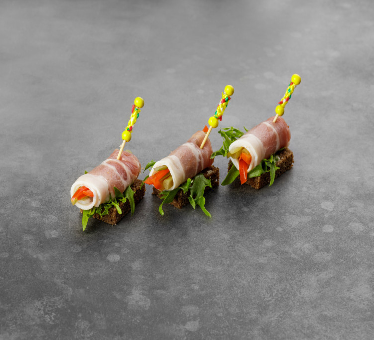 Сало по-деревенски с черемшой на бородинском тосте