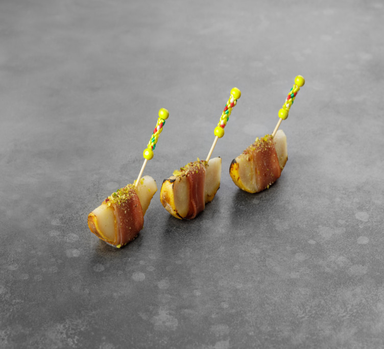 Карпаччо из утки с грушей с сыром Рокфор 