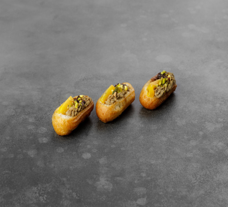 Эклер с паштетом из утиной печени с кусочками манго и фисташкой 