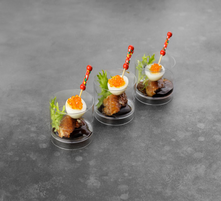 Канапе с угрем с соусом Унаги и  перепелиным яйцом 