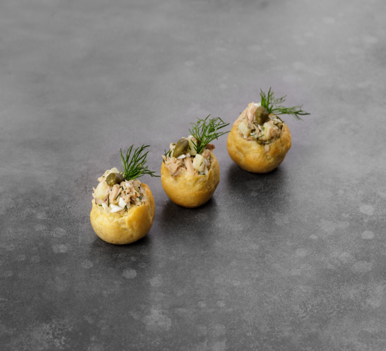 Профитроль с салатом из тунца с каперсом 