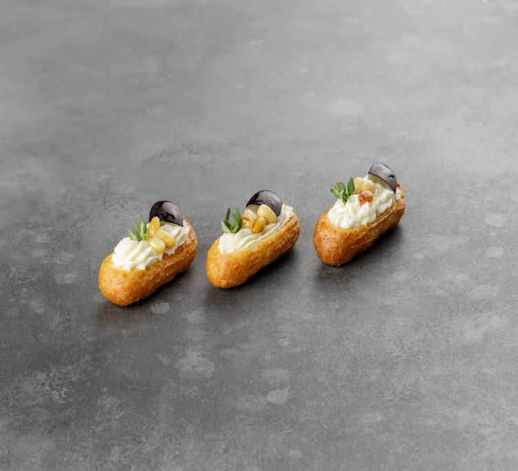 Эклер с муссом Дор-блю, виноградом и кедровым орехом 