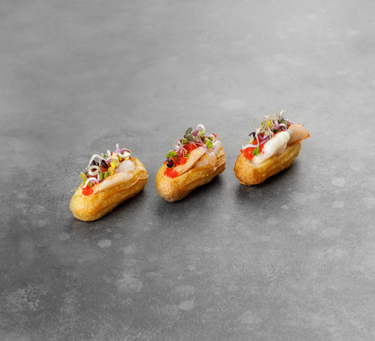 Эклер с креветкой на гриле, Гуакамоле и икрой летучей рыбы 