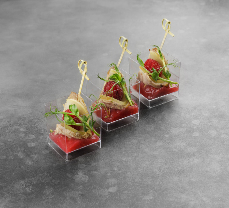 Утка су-вид с моченым яблоком  с малиной и ягодным соусом 