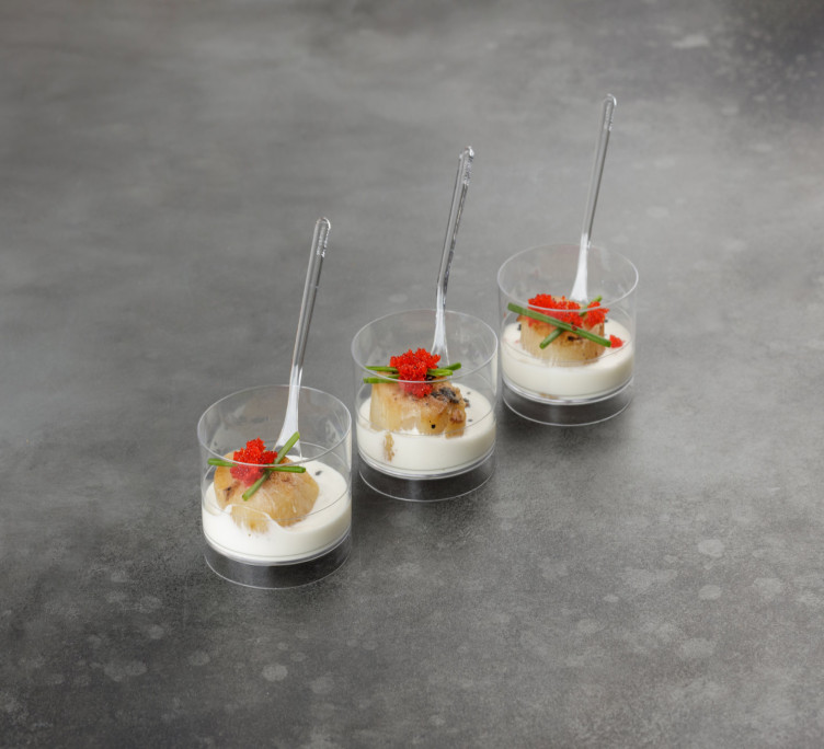 Гребешок на гриле с луком шалот и сливочным соусом 