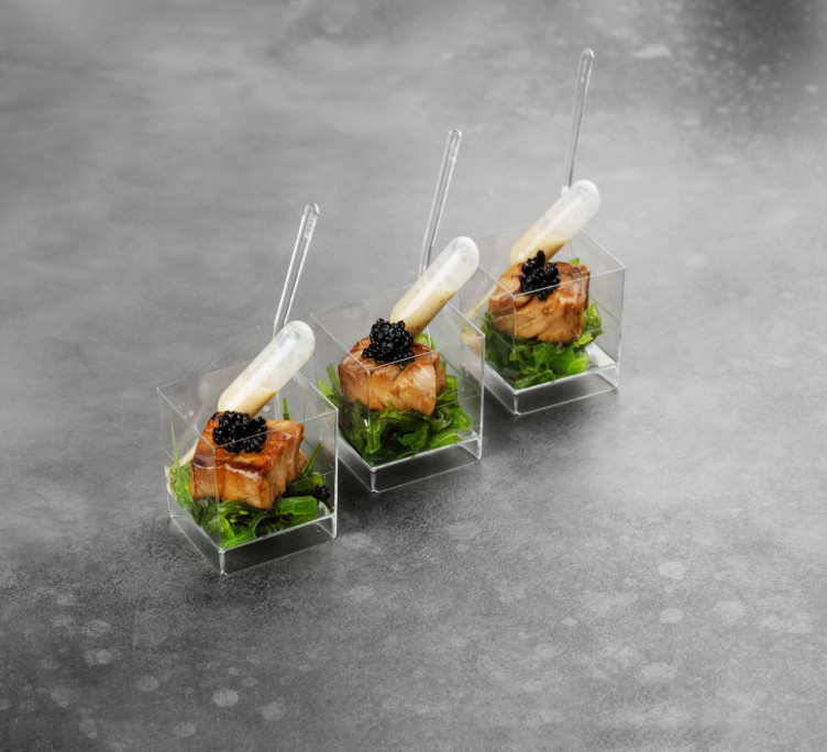 Лосоль на гриле, с маринованными водорослями, икрой палтуса и ореховым соусом 