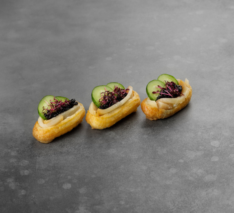 Эклер с масляной рыбой, свежим огурцом, сливочным сыром и икрой палтуса 