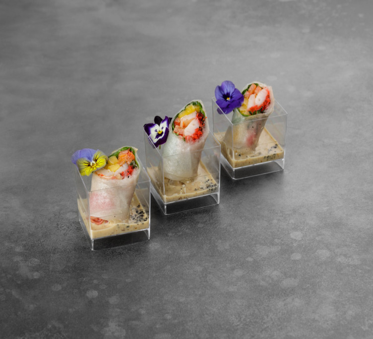 Спринг-роллы из мяса Снежного краба с икрой Тобико, свежими овощами 