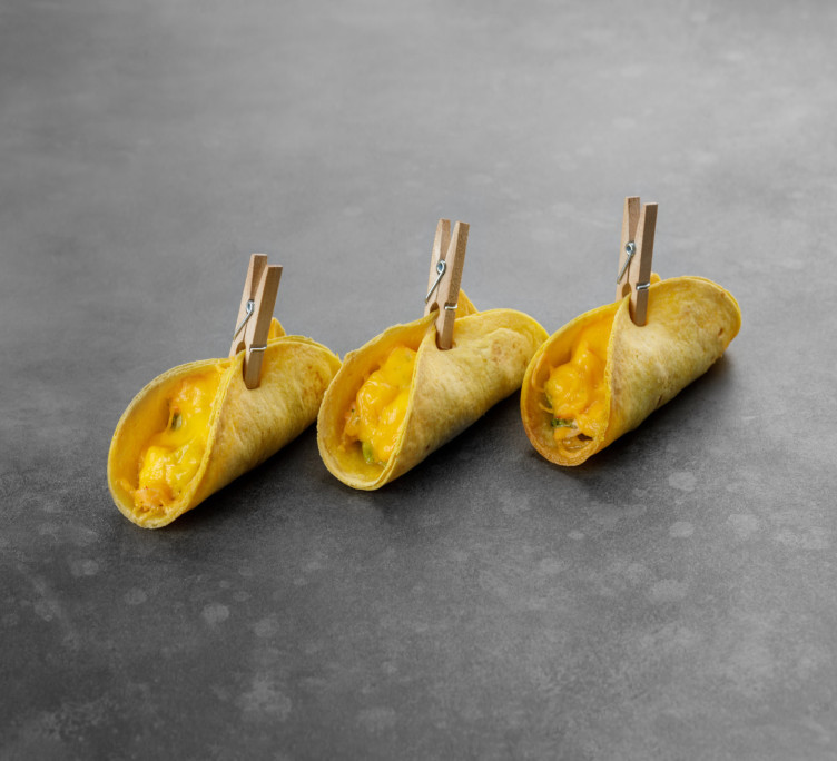 Мини-тако с лососем, брокколи и сыром Чеддер 