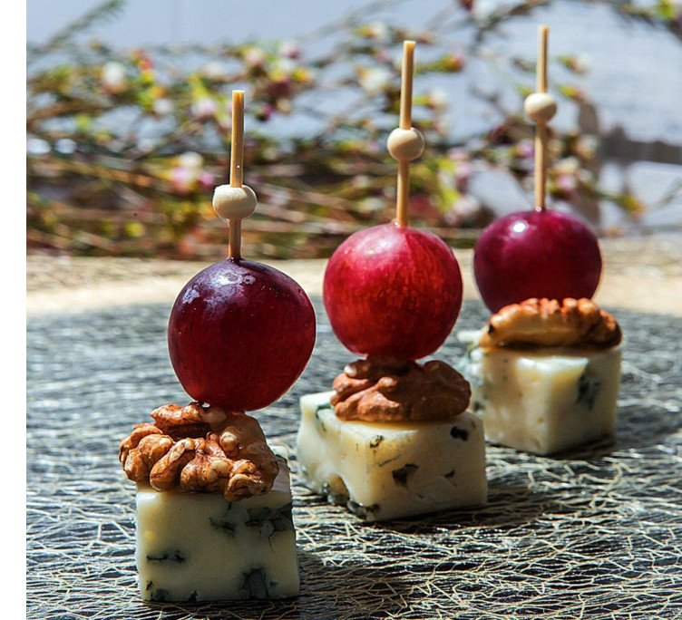 Дор-блю с грецким орехом и виноградом 