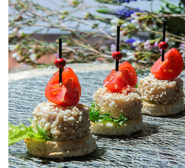 Канапе из обжаренного куриного филе в кунжутных семечках 