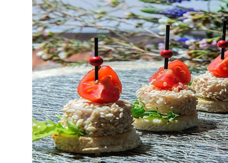 Канапе из обжаренного куриного филе в кунжутных семечках (30 г)