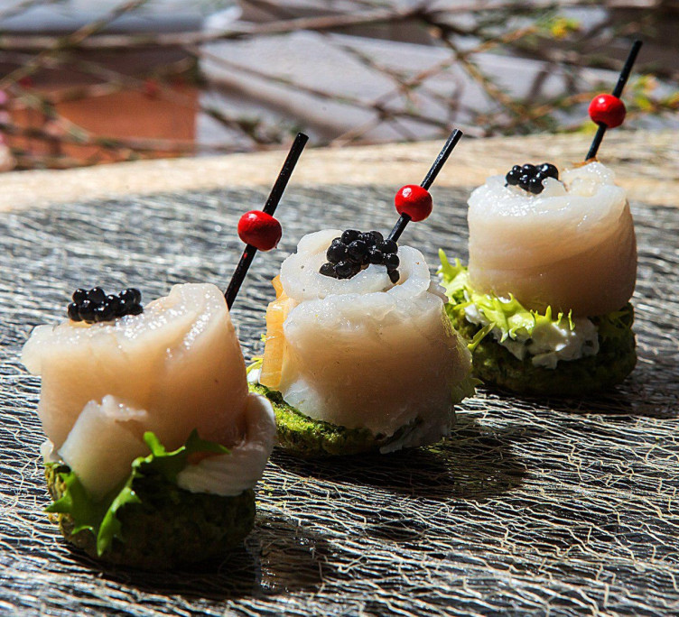 Канапе с масляной рыбой на зеленом тосте 