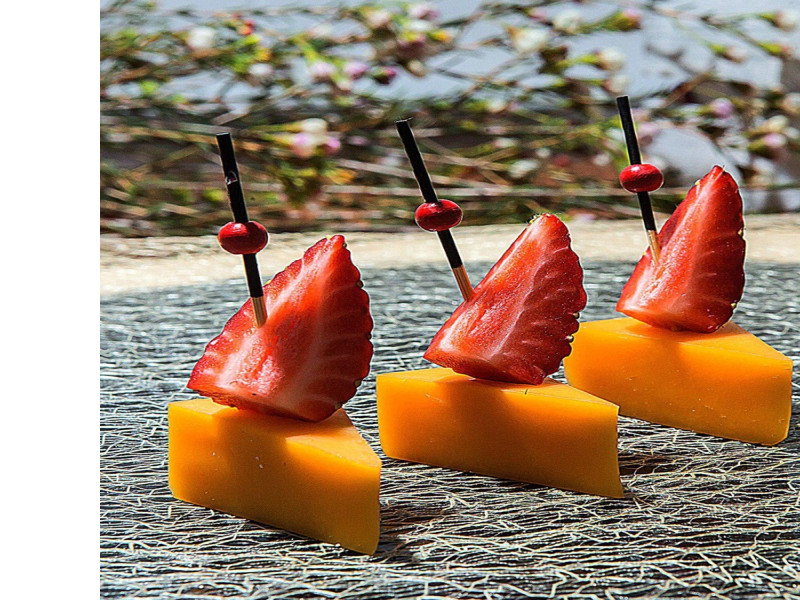Клубника с сыром Чеддар 