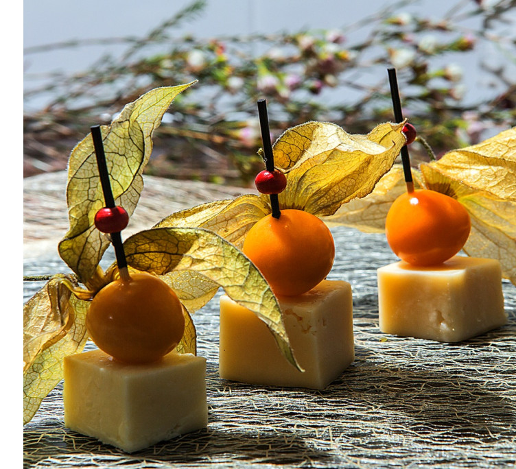 Маасдам с физалисом 