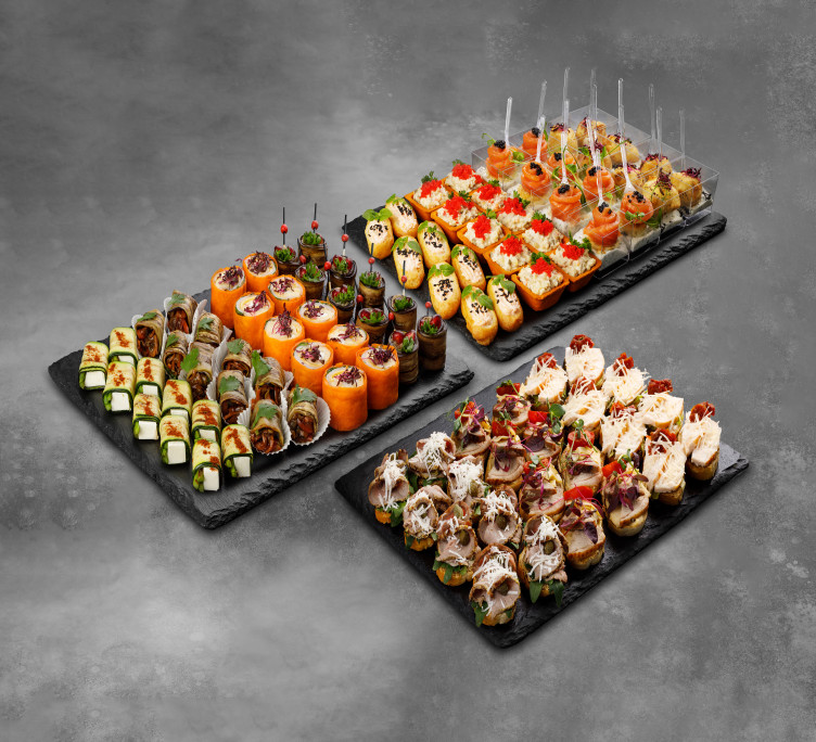 Сет №8  Ассорти канапе и холодных закусок из морепродуктов, разнообразные рулетики, брускетты из мяса и птицы (98 шт., для 10-15 гостей).