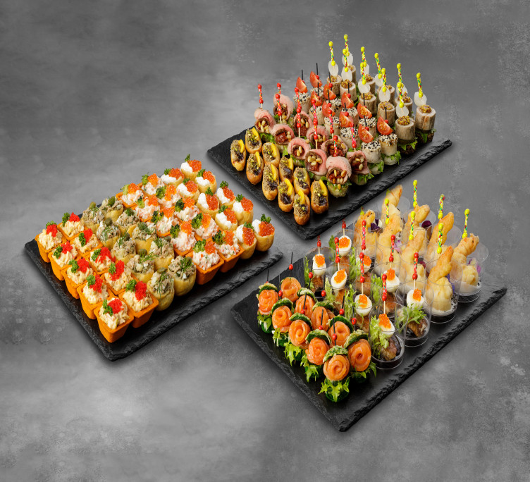 Сет №10 Ассорти канапе и холодных закусок из мяса и морепродуктов, салаты с морепродуктами и десерты в стаканчиках (130 шт., для 15-20 гостей)