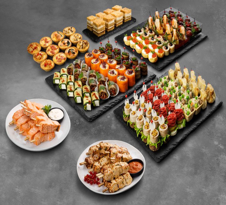 Сет №14 Ассорти канапе и холодных закусок из мяса и морепродуктов, разнообразные рулетики, горячие закуски, десерты ( 194 шт. для 15-25 гостей)