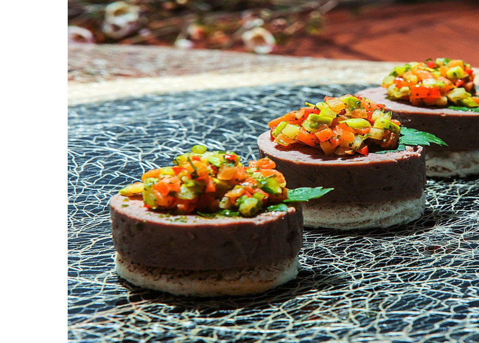 Террин мясной с овощами, чипсами из бекона (40 г)