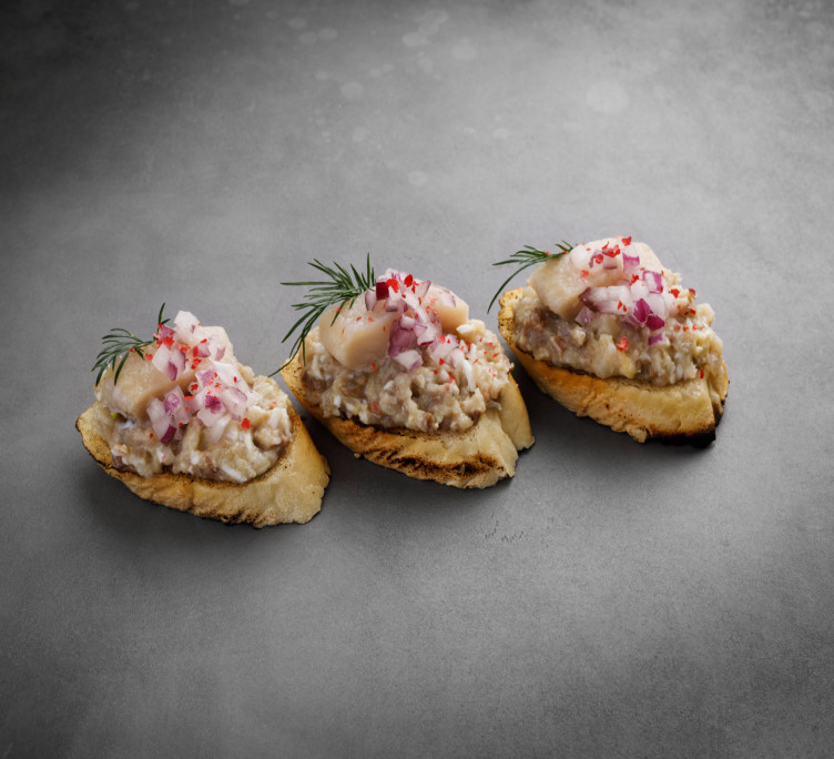 Брускетта с форшмаком из слабосоленой сельди с крымским луком 