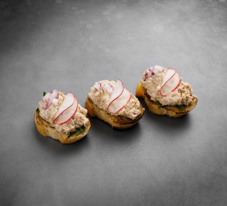 Брускетта с тунцом и лепестками редиса, сливочным сыром и яйцом 