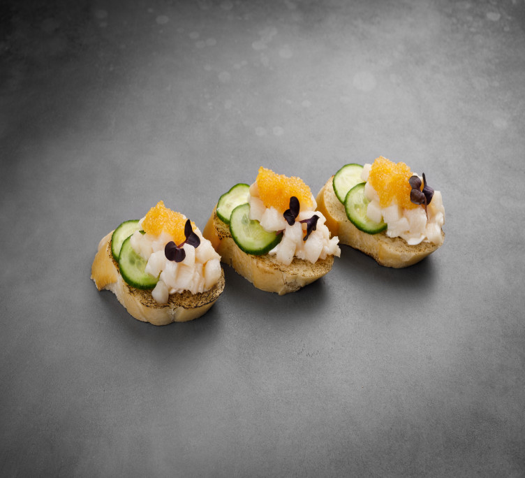 Брускетта с мясляной рыбой и огурцом 