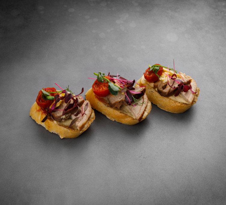 Брускетта с уткой су-вид, хумусом и подвяленными томатами 