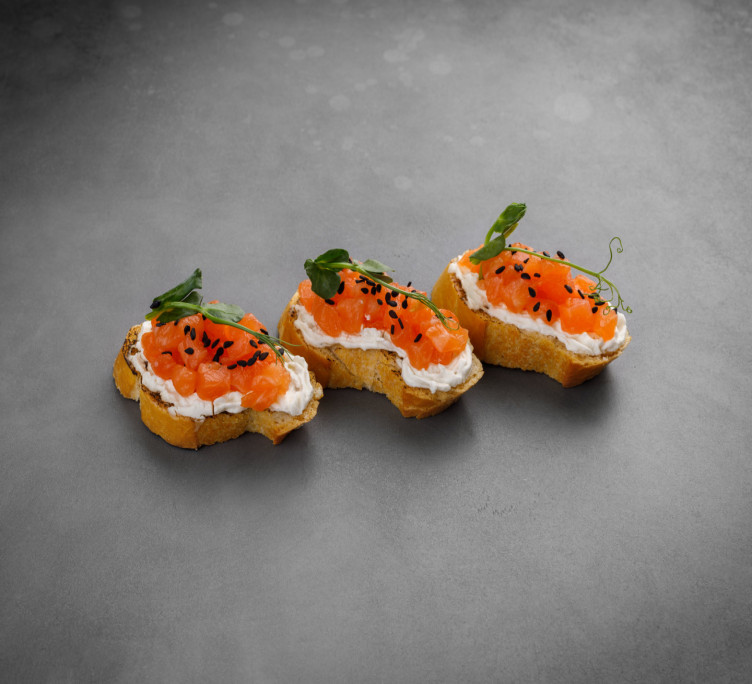 Брускетта с лососем и сливочным сыром 